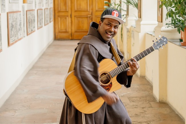 Holy Beats: Konzert mit P. Manuel Sandesh