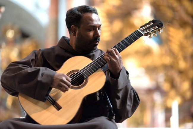 Holy Beats: Konzert mit P. Manuel Sandesh