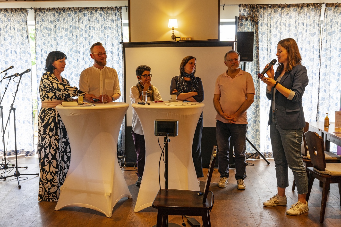 Bei der Podiumsdiskussion wurden Fragen des Publikums an die Theologinnen und Theologen gerichtet. (Rita Perintfalvi, Lior Bar-Ami, Farah Zeb, Marie-Theres Igrec, Bassam Kabbani, Ines Schaberger (v.l.n.r.)